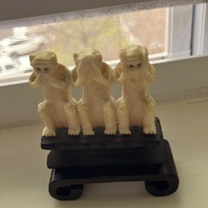 Hear no evil speak no evil see no evil mini moneys wooden stand Resin Circa 80s
